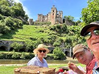 The trio had a picnic lunch by the river in ‎Laguépie